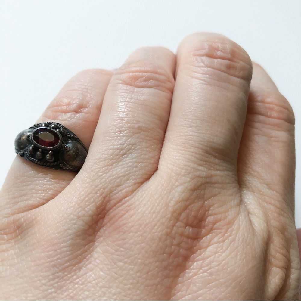 Vintage silver metal (sterling?) & faceted red stone (garnet?) ring sz 5.5-5.75 - Picture 2 of 14
